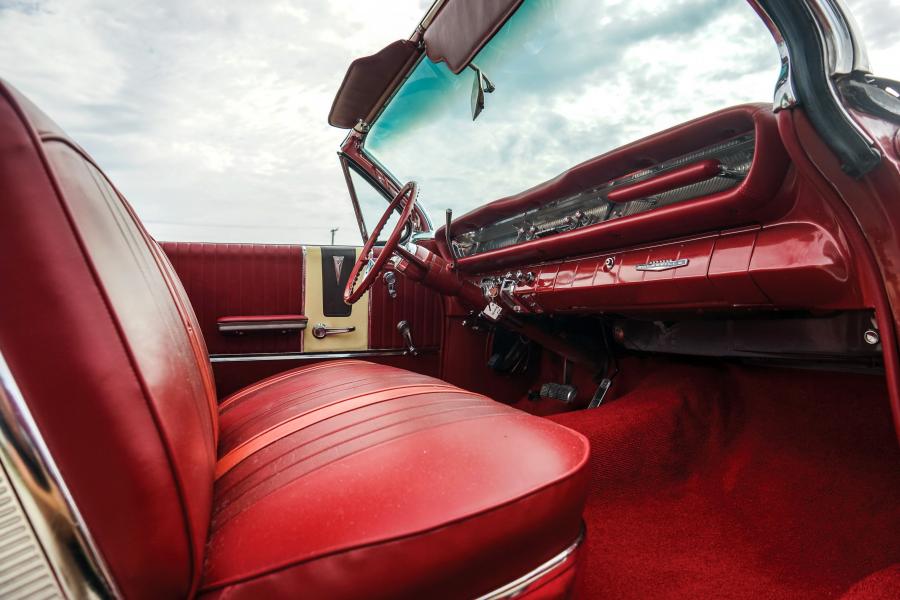Интерьер Pontiac Bonneville Convertible (2867) 1961 года  (фото 2 из 59)